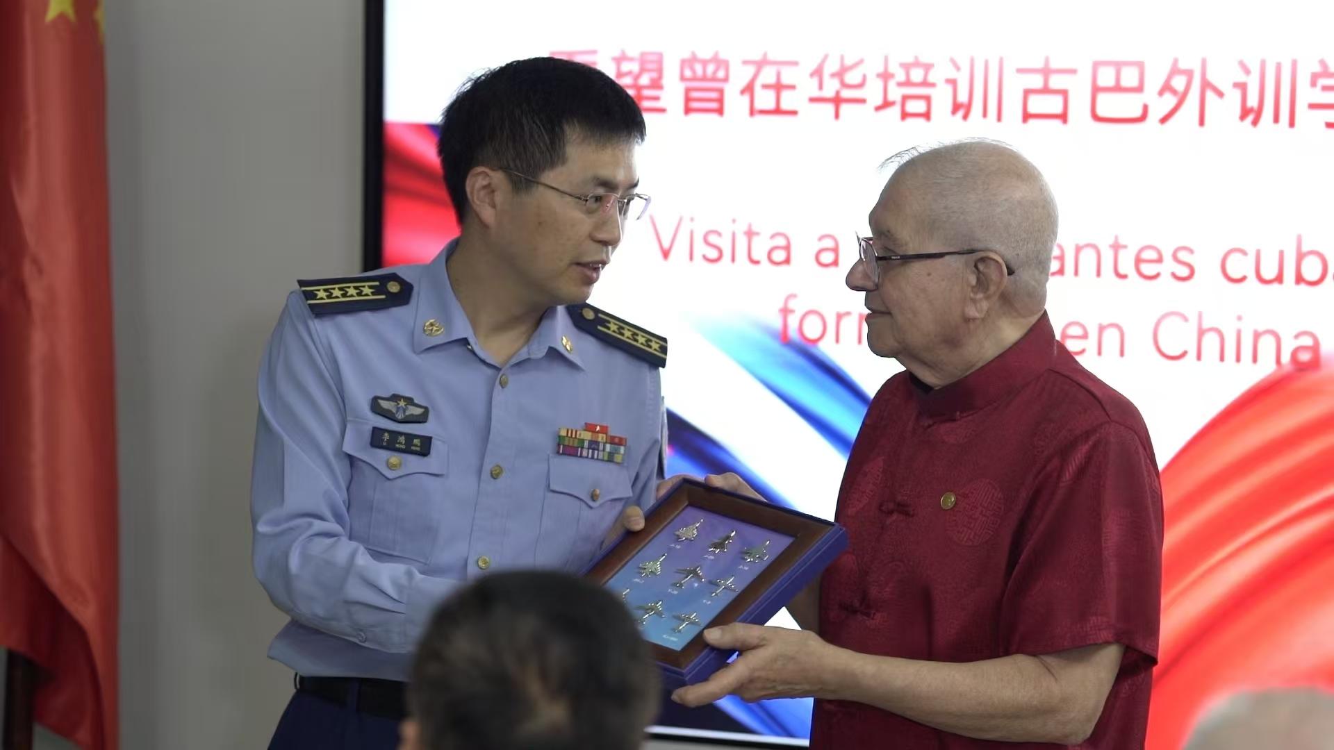 暖心後續！中國空軍赴哈瓦那看望古巴老爺爺