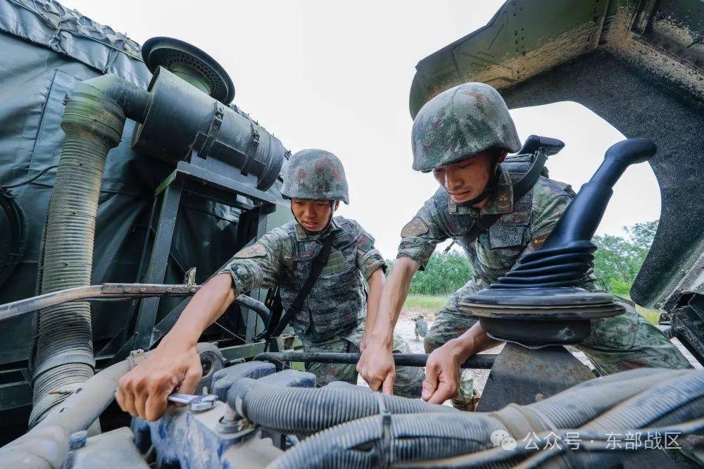 第71集團軍某旅開展長距離遠程駕駛、途中情況處置等重難點課目訓練