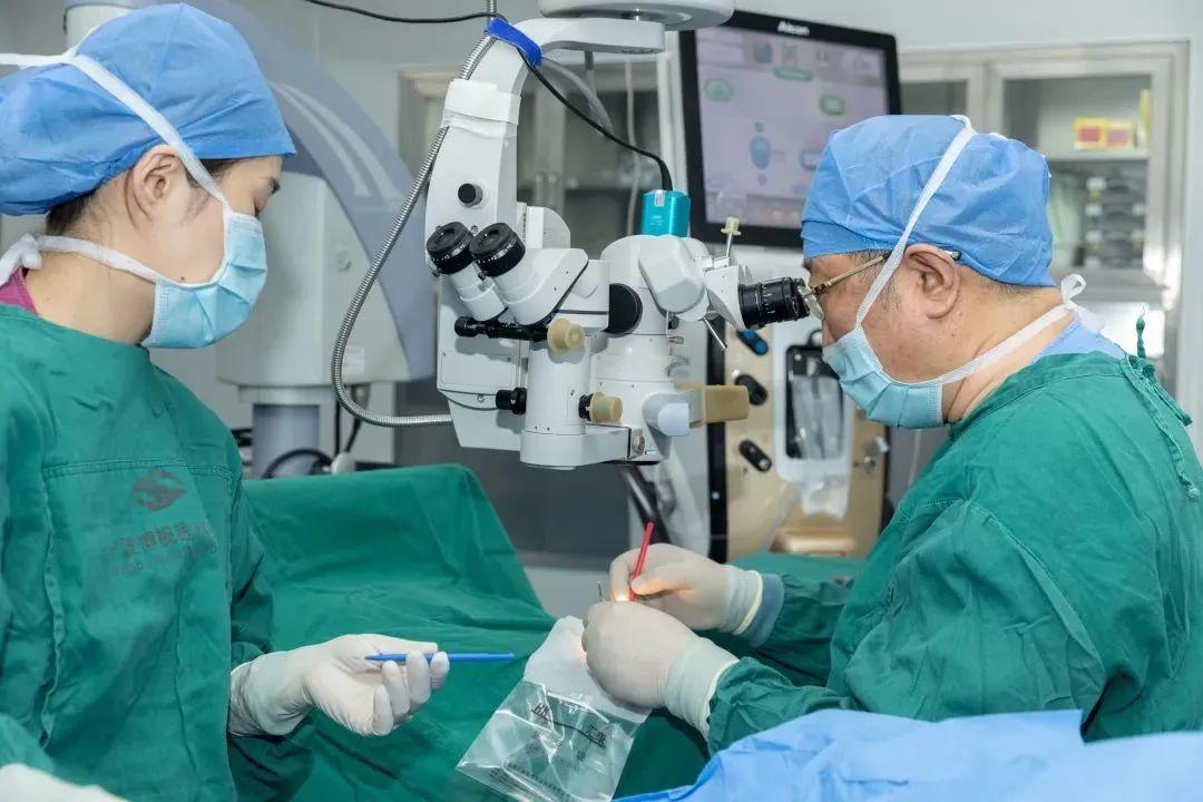 女子雙眼乾癢總流淚，醫生在她眼裏揪出十幾顆“石頭”