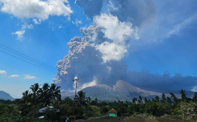 火山灰柱最高達1.8萬米 印尼勒沃託比火山噴發