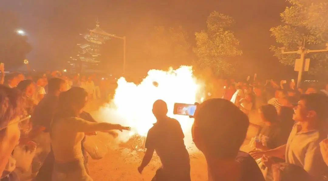“火躥得比我高”！火把節有人撒松香助燃，多名遊客被燒傷！