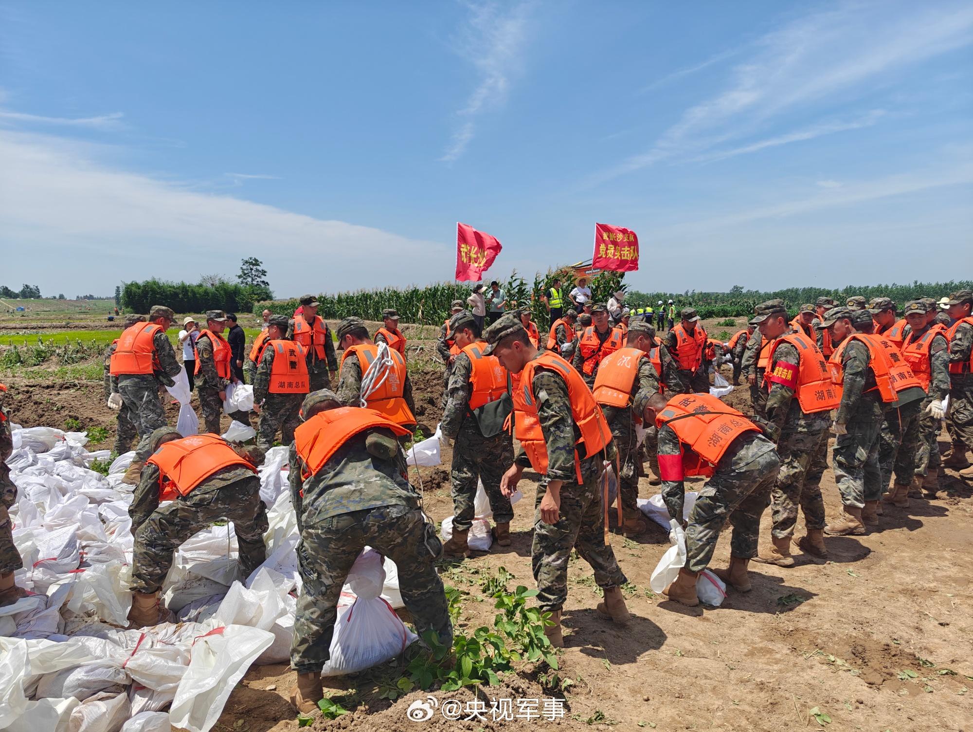 湖南華容縣錢團間堤堤壩發生多處管湧險情，子弟兵緊急馳援
