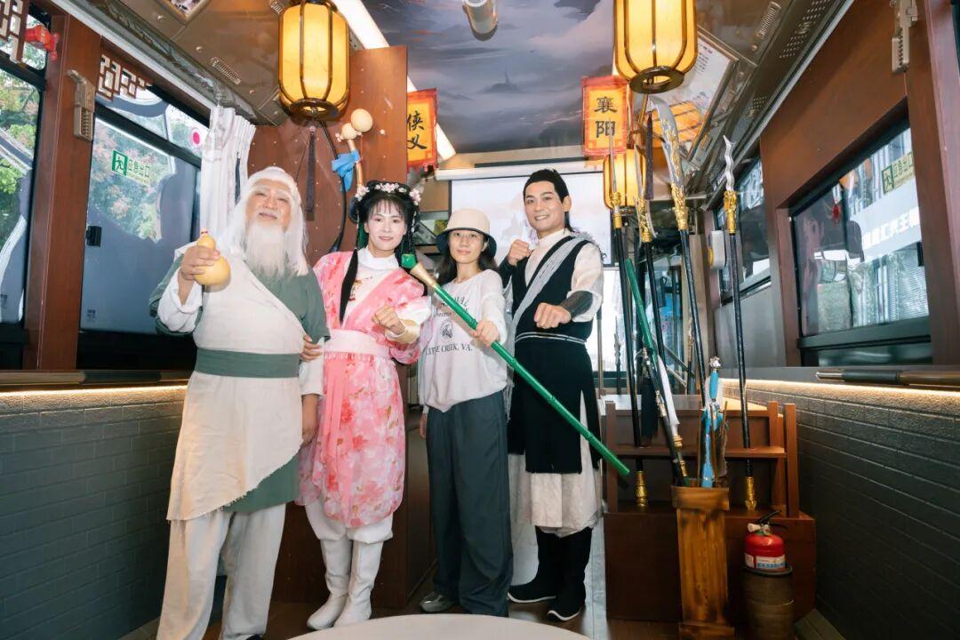 “郭靖黃蓉”當司機！這趟車火了