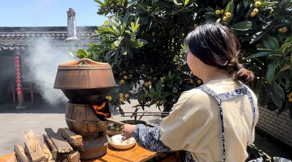 蠶繭下山枇杷上市，杭州姑娘復原老底子“蠶杷蛋”，已預定26萬隻