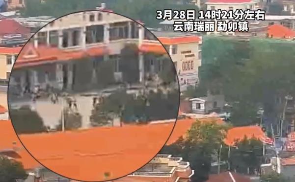 鏡頭記錄雲南居民避震瞬間：一小學師生迅速撤離到操場