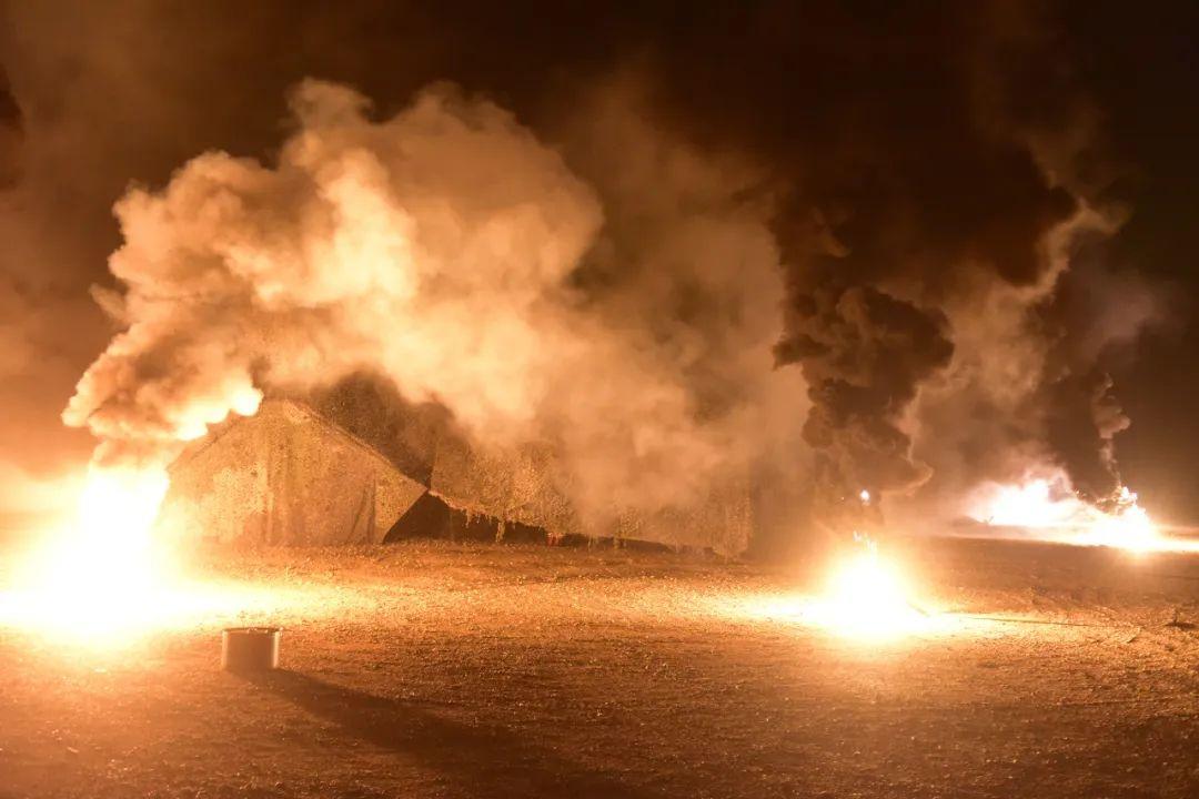 火箭軍某部拉開夜幕組織火力突擊演練