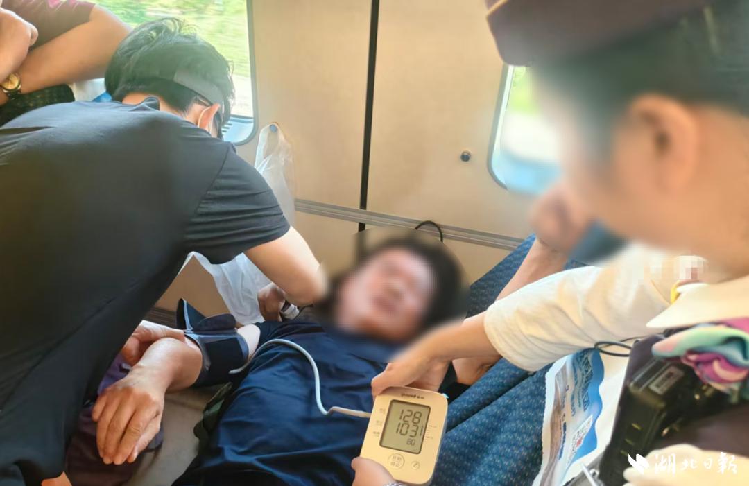 D957次列車突發！2人，狂奔14節車廂！