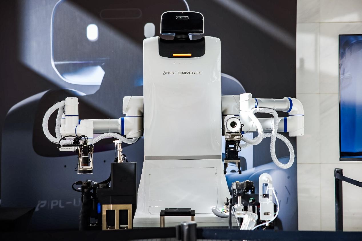 普羅宇宙攜大白機器人2.0與靈巧手亮相，聯手京東共拓工業具身智能全球市場