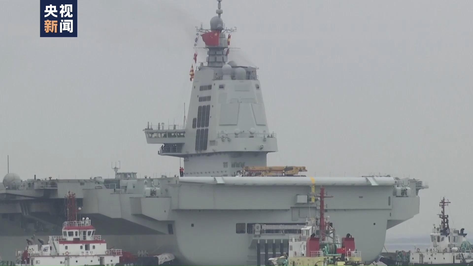 亮“艦”！近距離看我國第三艘航母福建艦解纜起航
