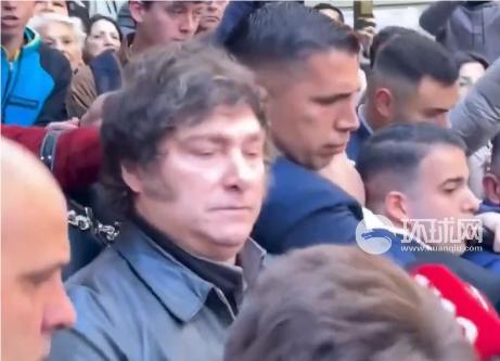 記者的麥克風擊中阿根廷總統米萊的鼻子，米萊質問記者：“你是故意的嗎？”