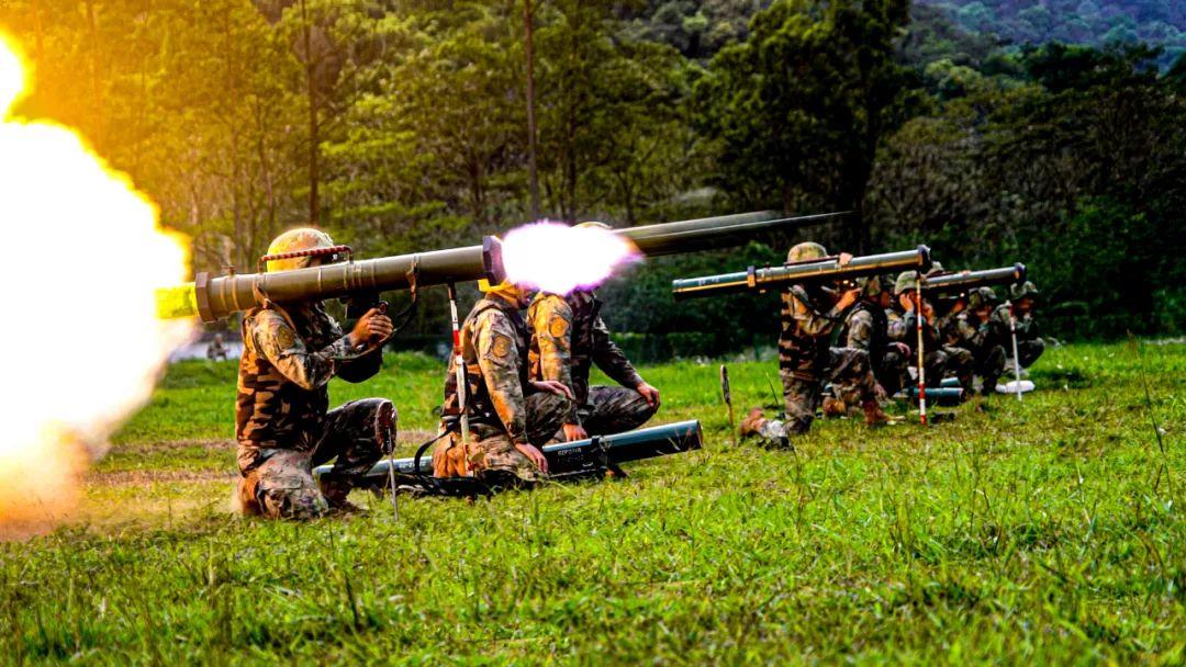 超燃訓練組圖來襲！第74集團軍某旅展開實彈射擊
