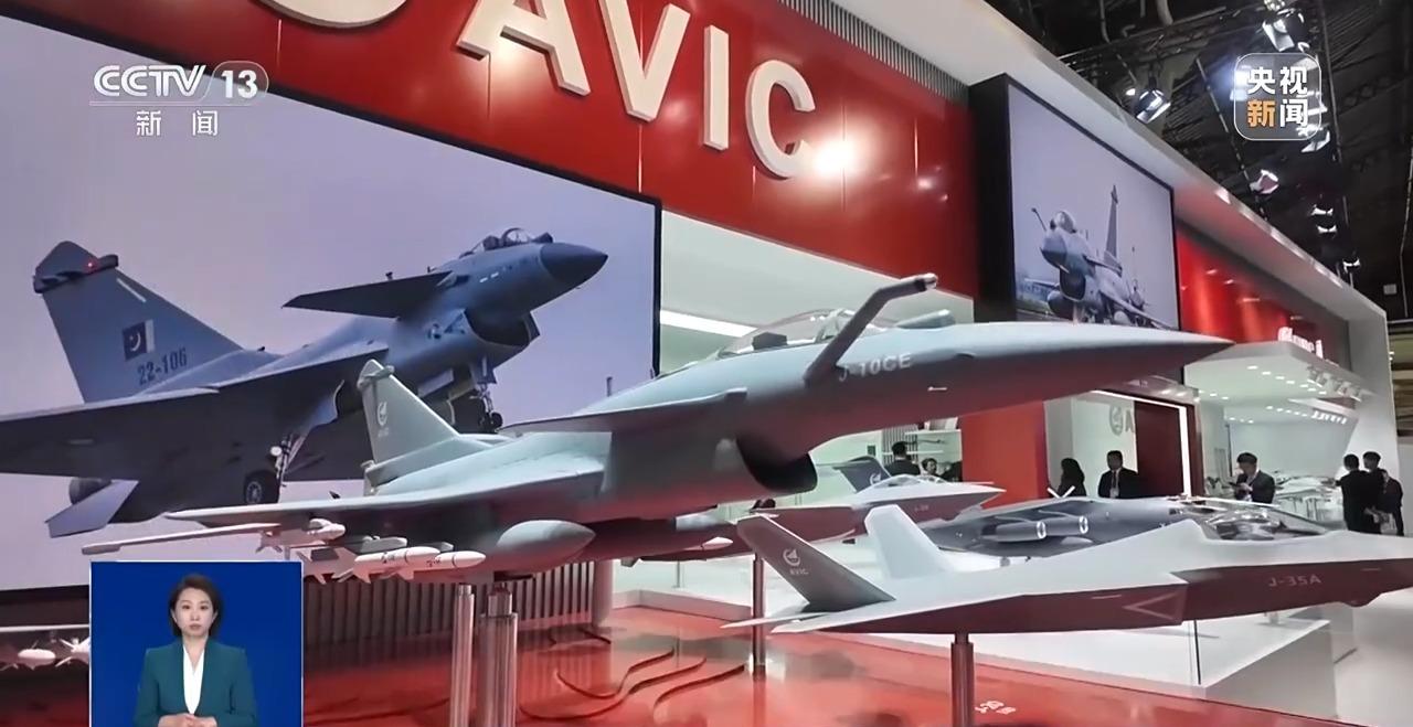明星戰機殲-10CE亮相巴黎航展