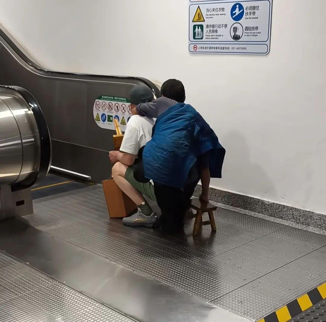 上海地鐵站內大哥背失去雙腿的殘疾人上電梯獲網友點贊，拍攝者：看到這幕很感動很震撼