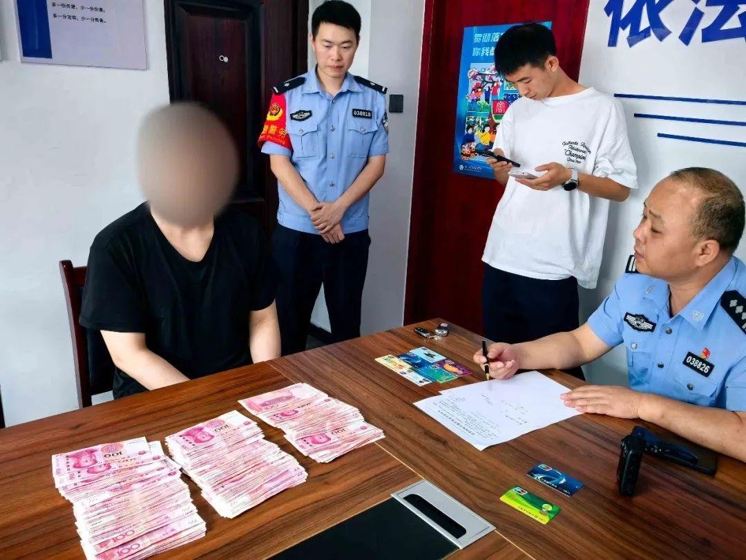 外地男子在湯口取出一疊現金要交給騙子，急壞了民警……