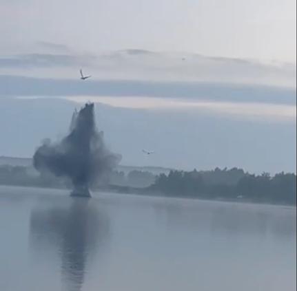 畫面曝光！俄媒：烏軍一架“神風”無人機急速墜入俄湖泊，撞擊瞬間發生爆炸