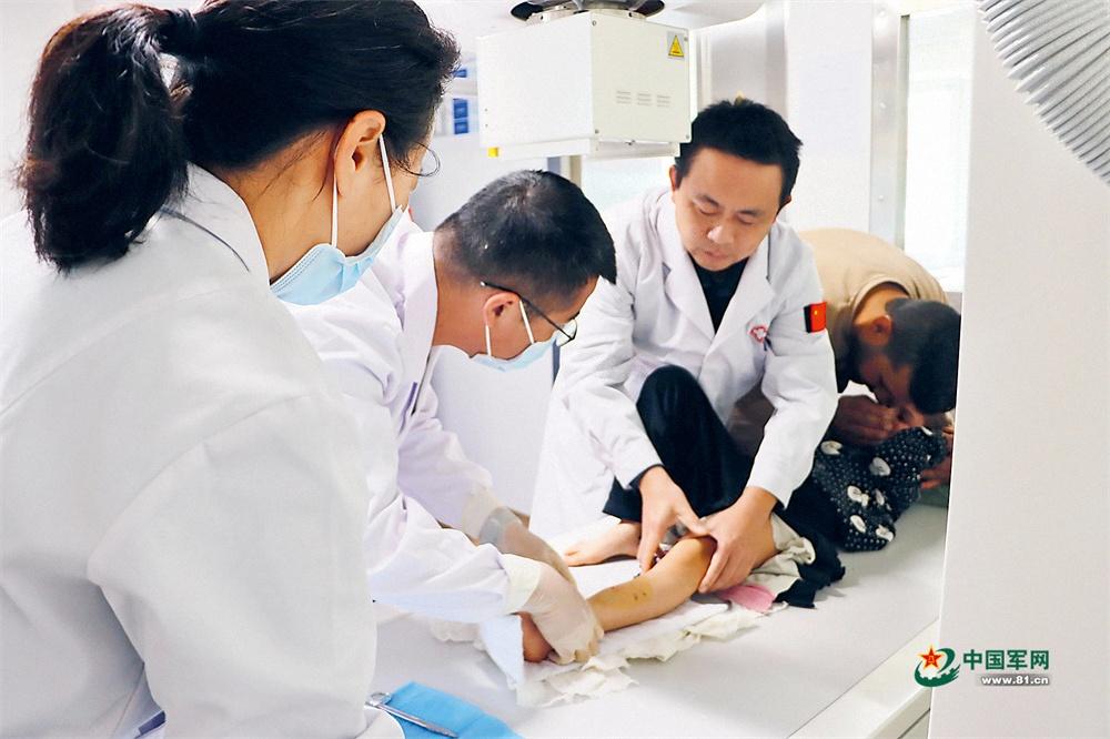 我赴黎巴嫩維和醫療分隊緊急救治敘利亞骨折女童，彰顯中國軍醫仁心大愛