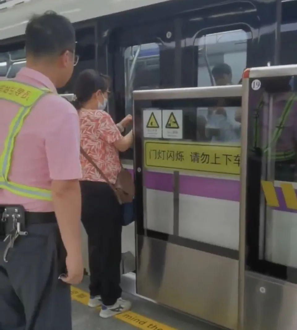 女乘客“甩包”逼停上海地鐵五號線，官方回應：乘客欲“衝門”上車，處置及時未影響運營