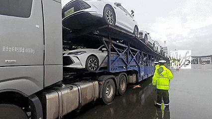 一眼望不到頭！上海高速驚現52米“貪喫車”！民警驚呼：你開火車啊！