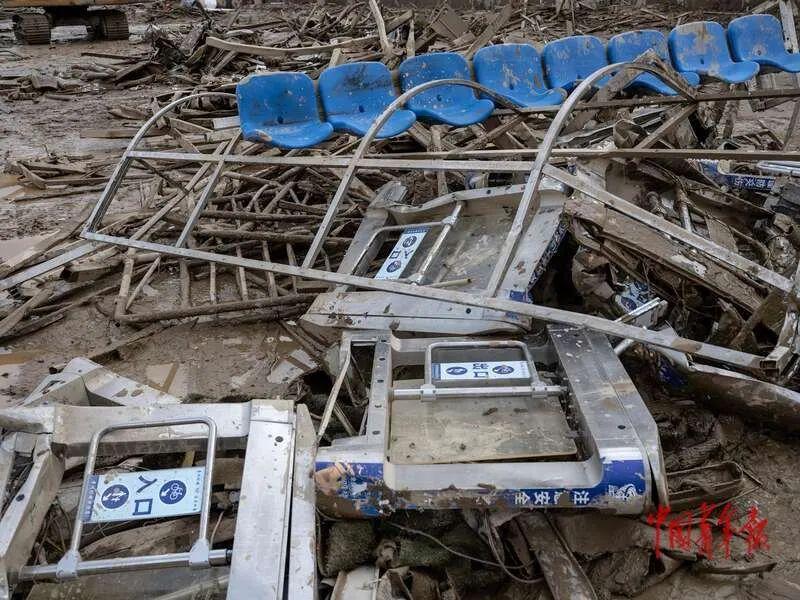 奧運冠軍帶物資回家救災，滿身污泥參與重建……