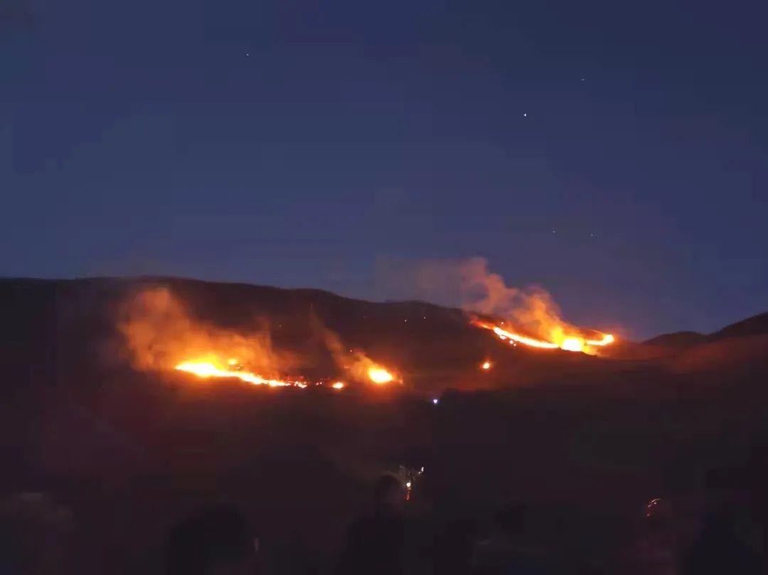 雲南昭通連續爆發山火，昭通軍分區和各人武部官兵緊急馳援