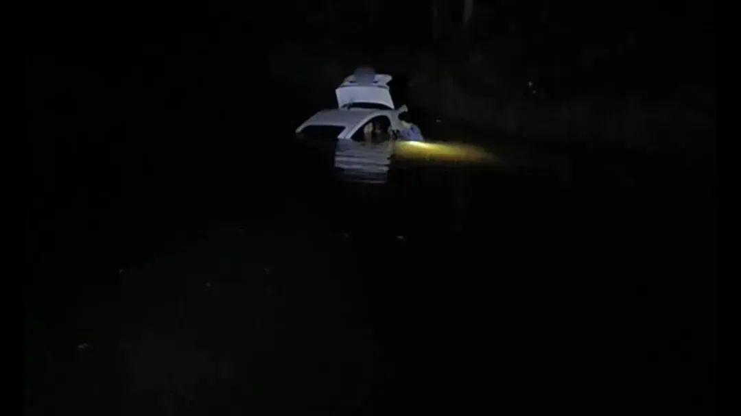 凌晨時分，夜釣男子發現一轎車落水後……