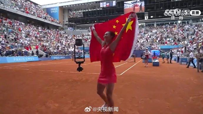中國網球首枚奧運女單金牌！鄭欽文舉國旗慶祝