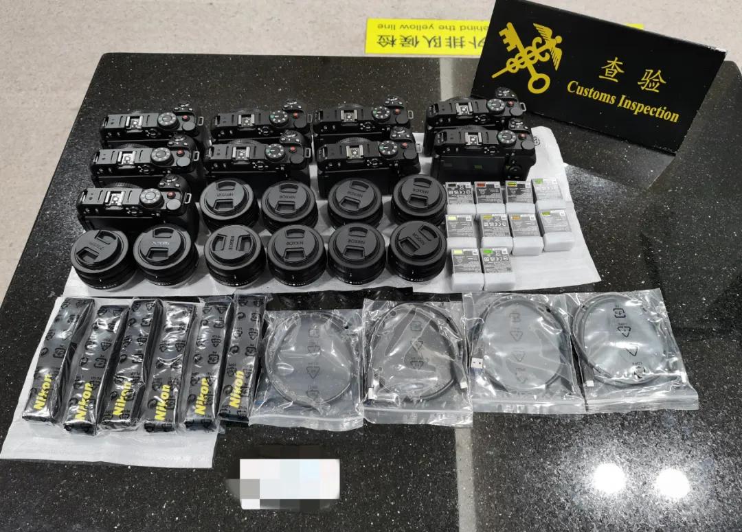 拱北海關查獲一起旅客利用兒童推車藏匿相機及鏡頭進境案