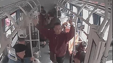 一名老人突發疾病暈倒在車廂內 駕駛員開着公交車直奔醫院