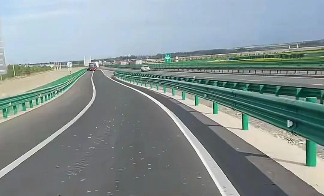 連霍高速酒泉段有貨車散落10餘袋釘子，80多輛車被扎，有私家車連軋15顆，交警回應