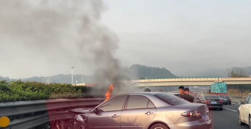 高速上車輛突然起火，門打不開！視頻拍下這一幕，刷屏了！
