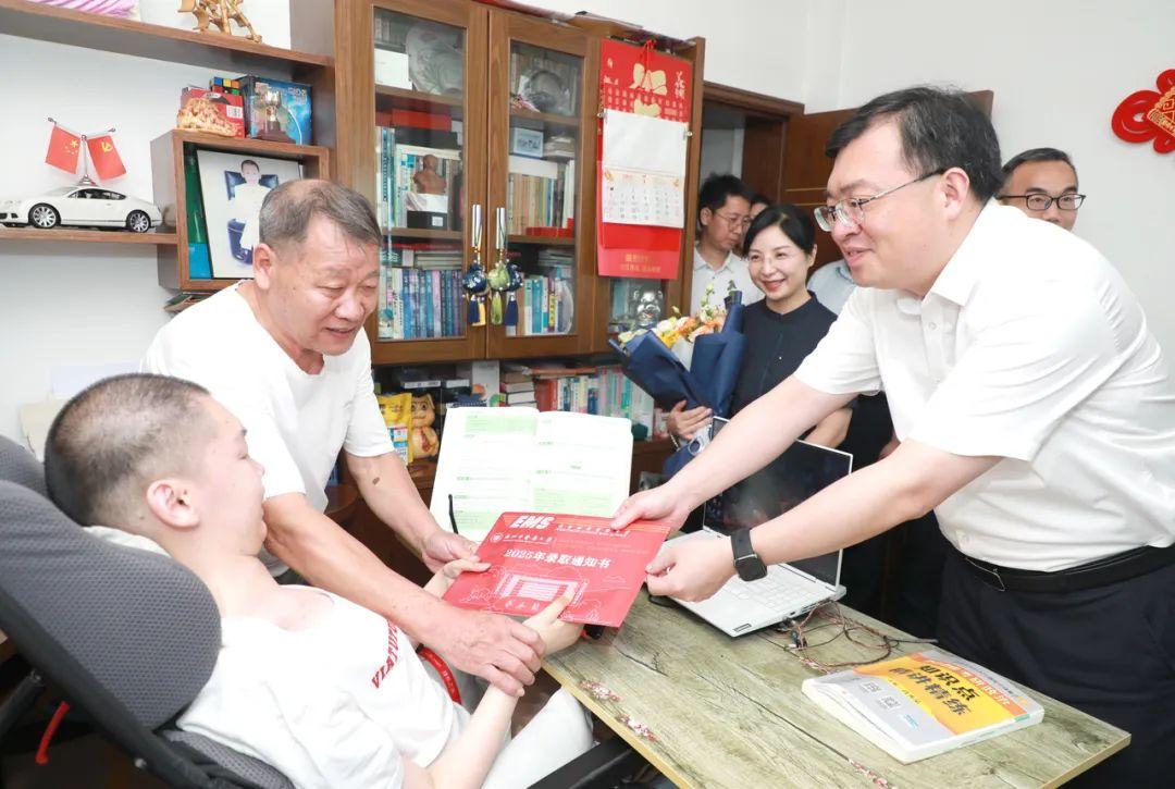 爺爺關掉工廠陪讀14年！曾被預言活不過6歲的浙江少年，考上浙江中醫大