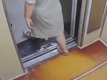 妻子剛出電梯就被毒蛇咬傷！丈夫“教科書式”急救保命