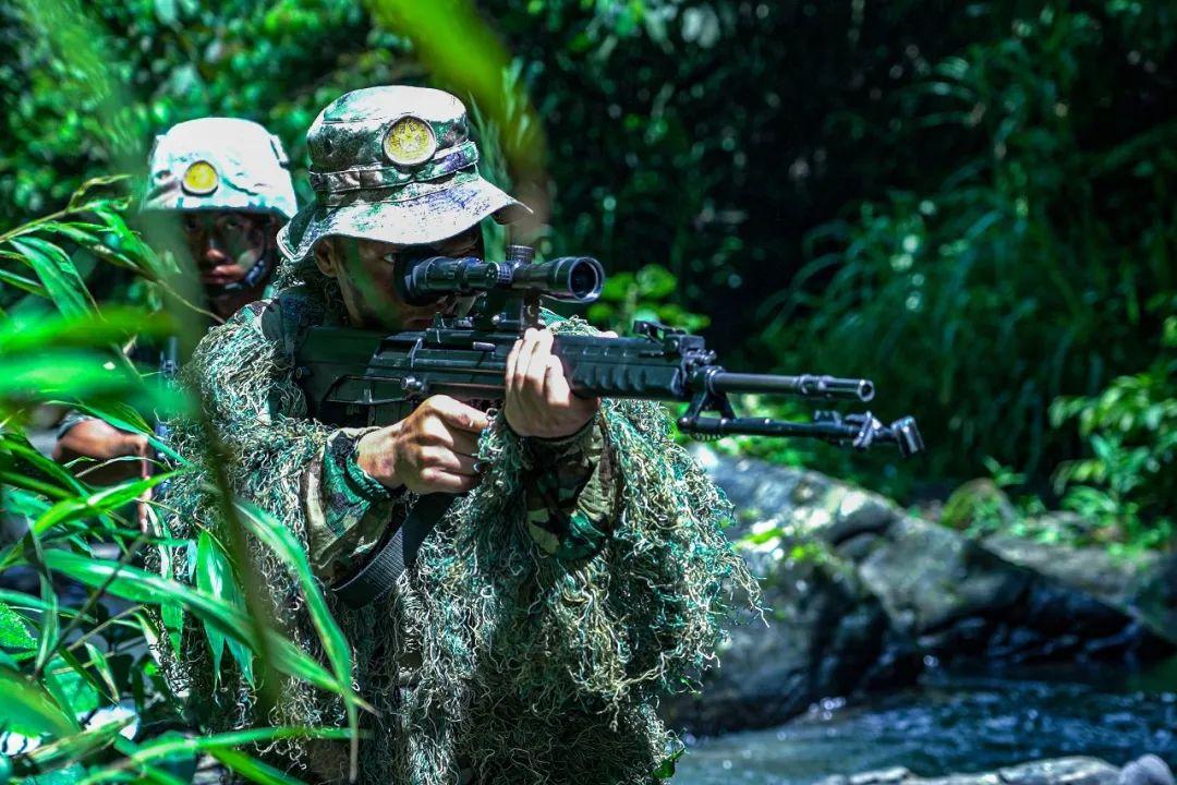 南部戰區陸軍某旅開展偵察兵全要素實戰訓練