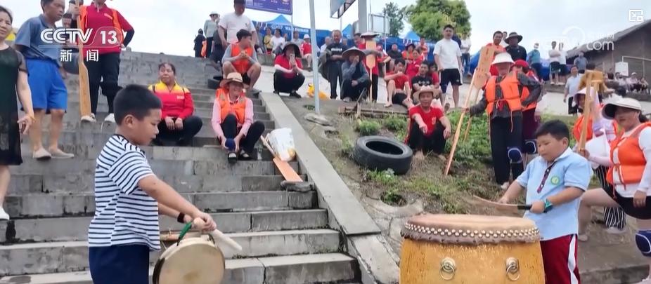 “敲”響龍舟夢的8歲雙胞胎兄弟
