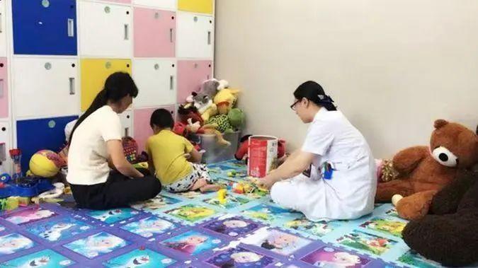 11歲男孩萬年曆倒背如流，卻確診孤獨症！醫生提醒
