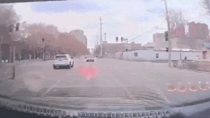 瑟瑟發抖！行駛中天降井蓋直插駕駛室，車主……