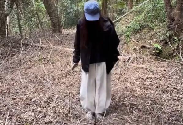 女子山中玩“野生蹦牀”,事後得知是蛇窩?專業人士回應