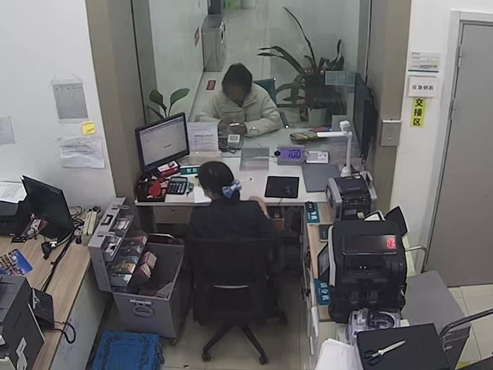 寧波阿姨取50萬給兒子當彩禮，錢剛拿回家，突然有人敲門……