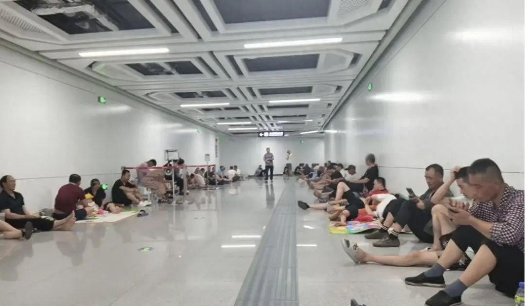 西安地鐵回應“市民自帶涼蓆前往地鐵站納涼，人多到像菜市場”：專設納涼區，每天開放到地鐵運營結束