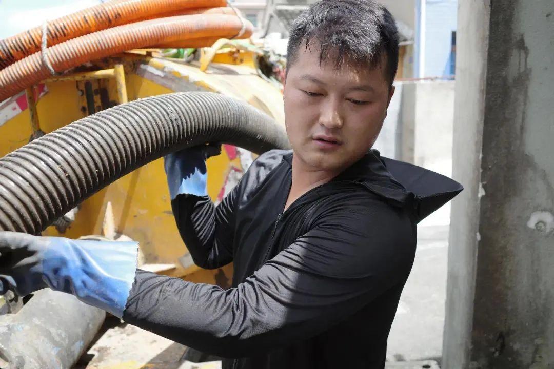 白天開糞車，晚上開奔馳！95後“掏二代”的一句話，讓網友破防了