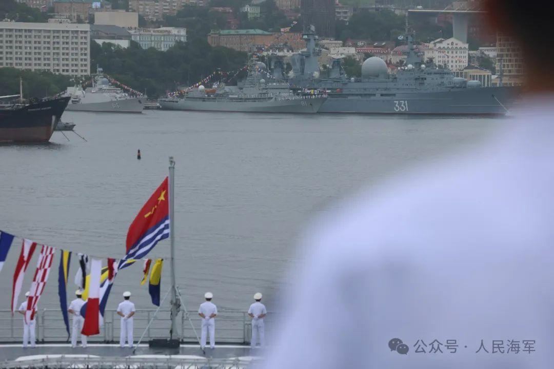 中國海軍龍虎山艦、鄭和艦參加俄羅斯海軍成立328週年慶祝活動