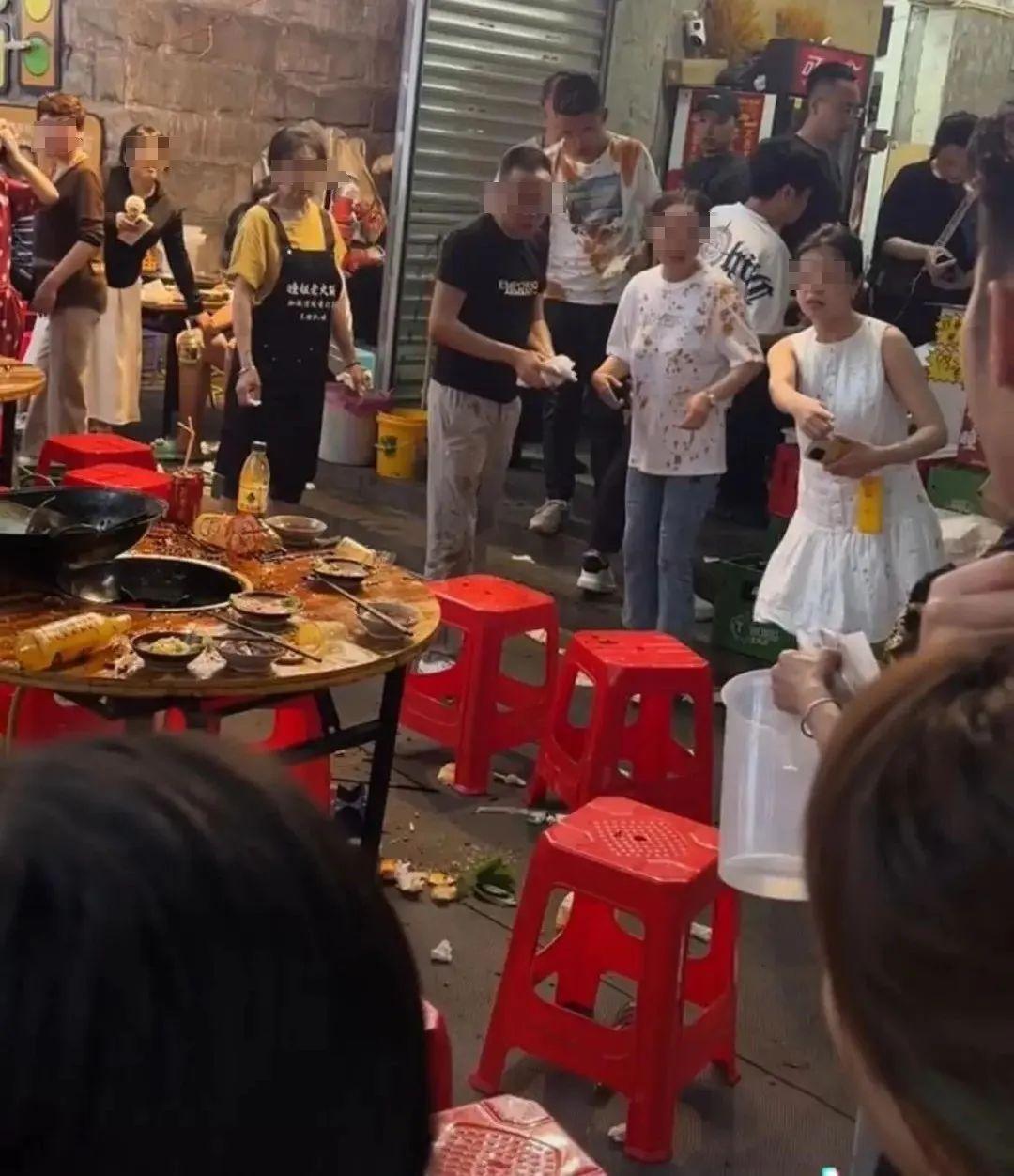 掉進火鍋的小貓已離世，涉事店鋪店主做法獲點贊！