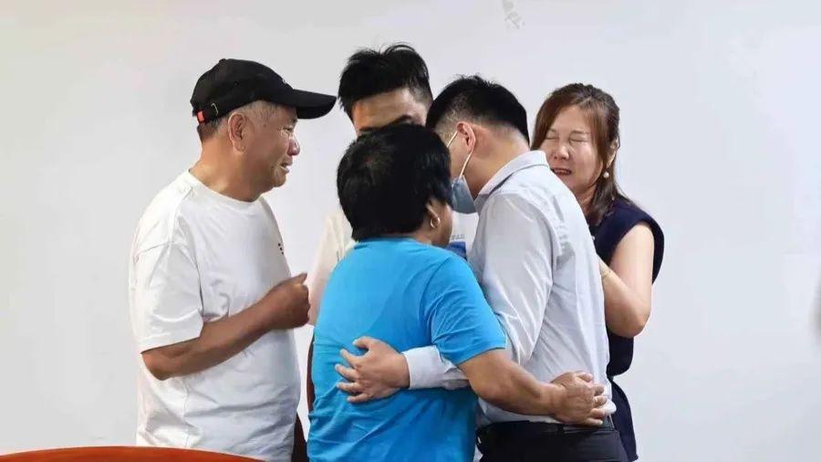 4歲男童在上海火車站走失！31年後，他用1個舉動找到親生父母