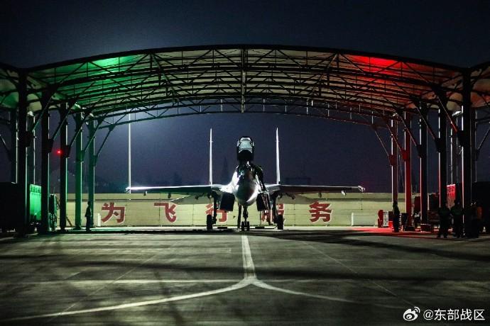 東部戰區空軍航空兵某旅組織下半夜和拂曉飛行訓練
