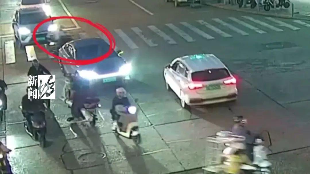 事發上海街頭，電瓶車“鬼探頭”被撞！車主賣慘，民警：不是誰弱誰有理