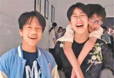 兩少年連續三年背同學‍上學，“鐵三角”的故事暖人心