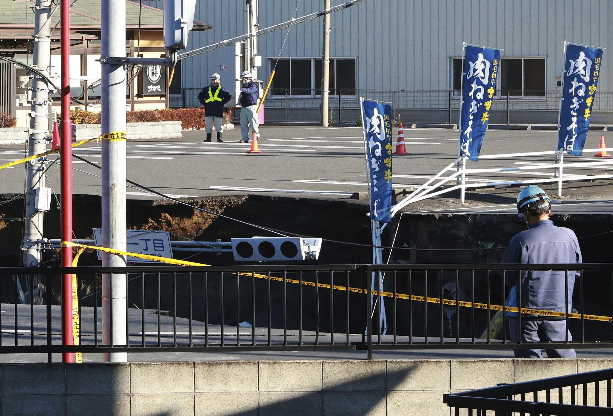 日本一地路面塌陷 卡車司機被困超72小時仍未獲救