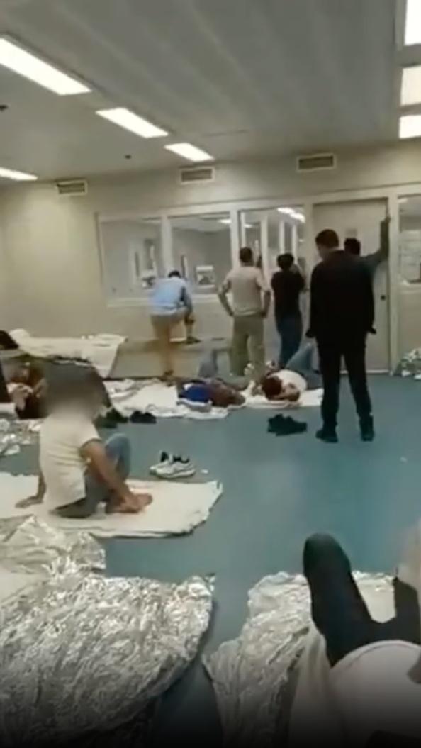 美媒：紐約一聯邦大樓內被拘移民畫面曝光，拍攝者自稱“像狗一樣”被對待