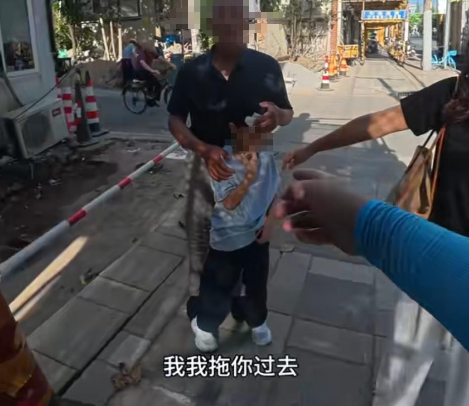 事發上海！路遇男孩頭部流血，他連單都不送了，網友：騎手變騎士