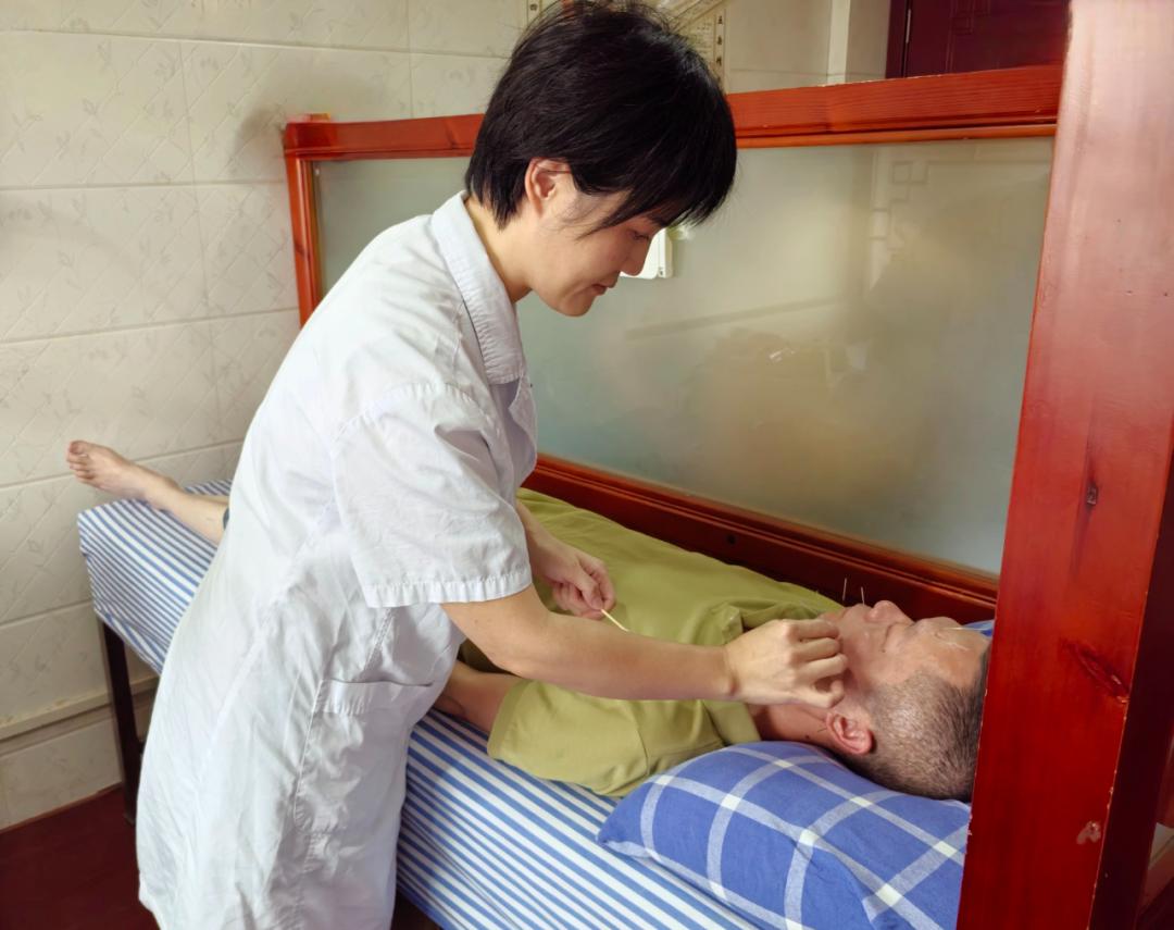 杭州男子醒來嚇一跳！醫院診量翻倍，都是面癱！睡覺尤其要注意……